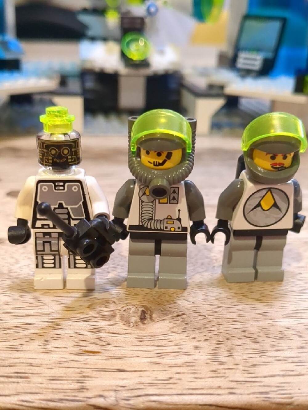 Lego 6958-1 Android Base - 3 Minifigs - All Pieces - Picture 13 of 14